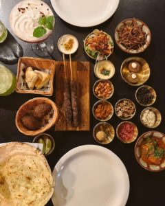 Rodízio de comida árabe no restaurante Pimenta Síria no Porto da Barra