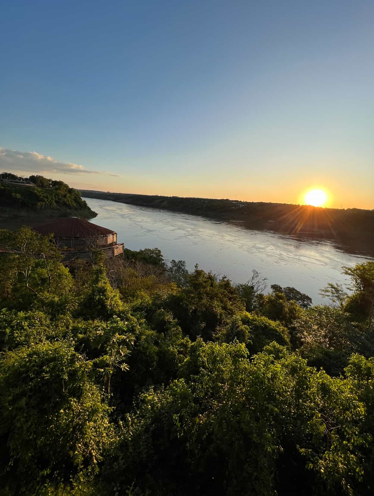 Pôr do Sol no marco das três fronteiras em Foz do Iguaçu