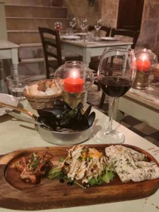Pratos típicos malteses no restaurante Legligin em Malta