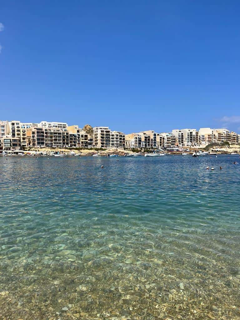 Praia Urbana de Marsalforn em Gozo